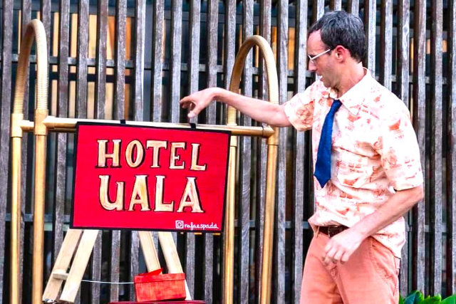 El Flaco, de El Flaco Circus, señalando un cartel rojo