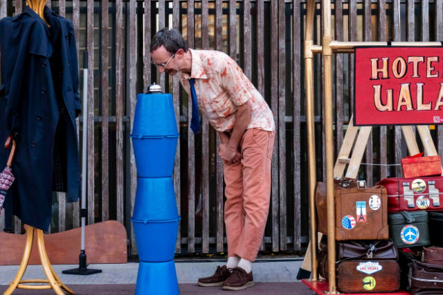 El Flaco, de El Flaco Circus, observando